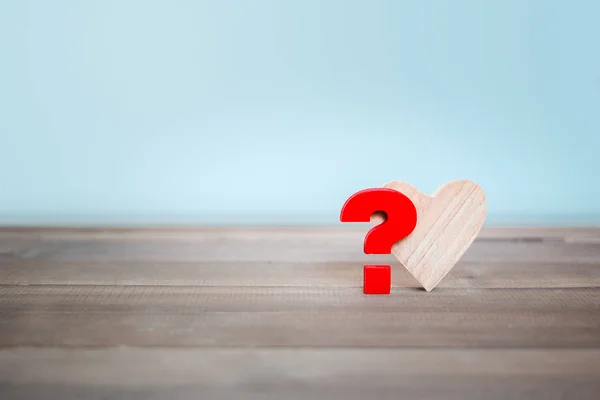 Pergunta com Red Heard sobre mesa de madeira, Problema Concept — Fotografia de Stock