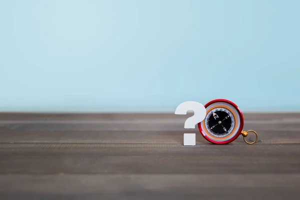 Marca de interrogación con Compass en la mesa de madera, Concepto problemático — Foto de Stock