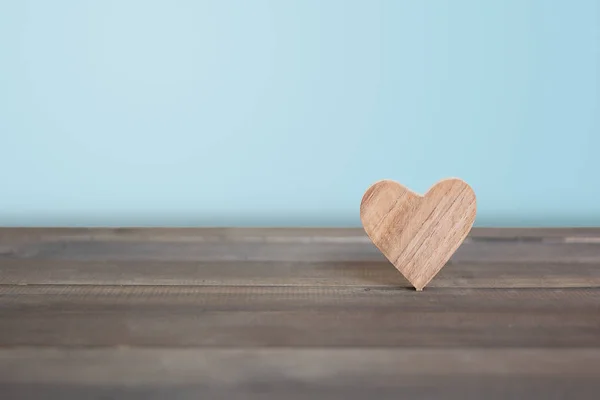 Dřevěné srdce na dřevěném stole — Stock fotografie