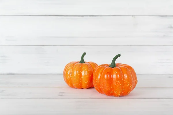 Abóbora laranja na mesa de madeira branca com espaço de cópia . — Fotografia de Stock