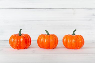 Kopya alanı ile beyaz ahşap masa üzerinde Turuncu kabak.
