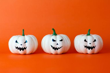 Fotokopi alanı olan turuncu arka planda beyaz hayalet kabağı, salon