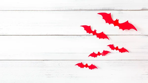 Halloween czerwony nietoperze latające horror na białym tle drewna, wystrój — Zdjęcie stockowe