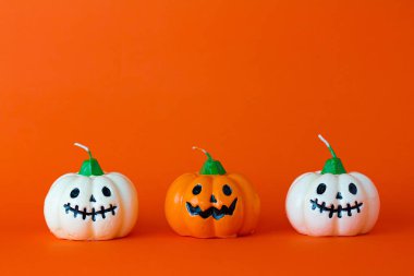 Turuncu arka planda beyaz ve turuncu hayalet balkabağı ve kopya sp