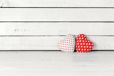 Kumaş Kalp beyaz ahşap arka planda