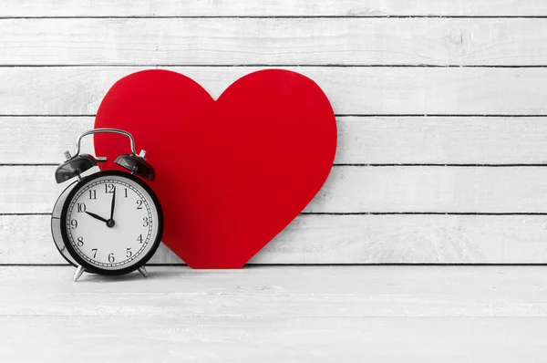 Corazón Rojo Forma Reloj Despertador Madera Blanca Sobre Fondo Madera — Foto de Stock