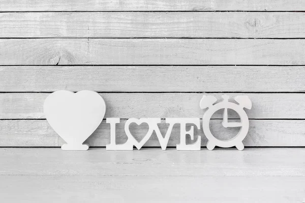 Coração Branco Forma Alfabeto Amor Relógio Forma Madeira Branca Sobre — Fotografia de Stock