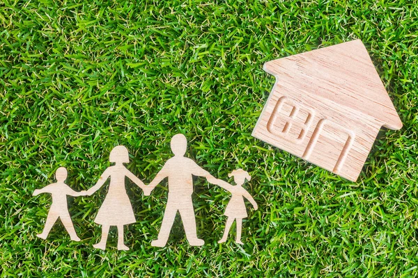 Wood Ailesi Yeşil Çimenler Üzerinde Şekil Verdi. Yeşil Aile Konsepti.