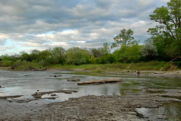 Paisagem Pastoral Margem Rio Raso Velho Pescador Com Uma Vara — Fotografia de Stock