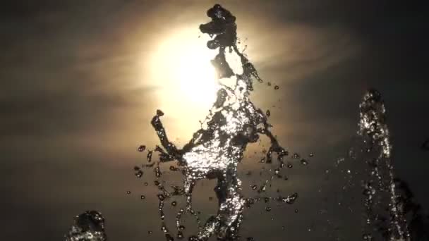 De stroom van het water tegen de donkere hemel en de ondergaande zon — Stockvideo