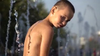 Kel oğlan su çeşme 2 püskürtücülere ayakta