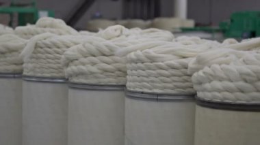 -En fazla 15 doğal koyun yünden şeritler