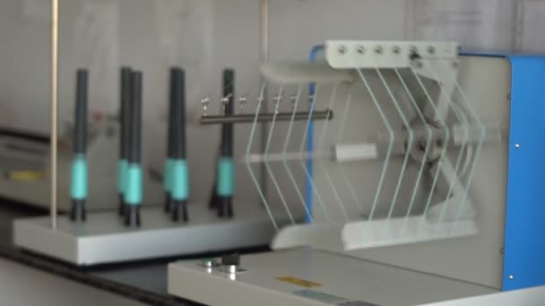 Testes de tampos e fios no laboratório 3 — Vídeo de Stock