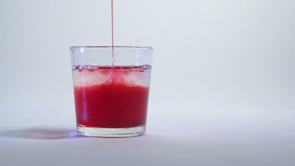 Mélange de liquides dans un verre ou dissolution 1 — Video