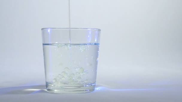 Смешивание жидкостей в стакане или растворение 6 — стоковое видео