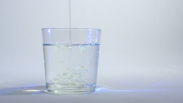 Смешивание жидкостей в стакане или растворение 7 — стоковое видео