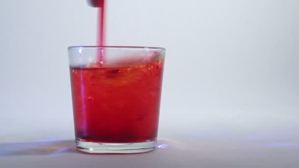 Miscelazione di liquidi in un bicchiere o dissoluzione 10 — Video Stock