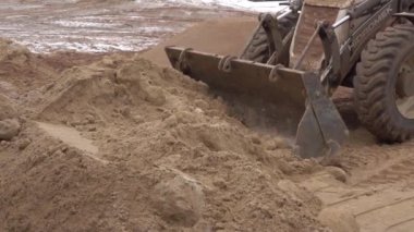 Traktör sıcak kum 2 fırlattı