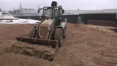 Sıcak kum 4 traktör fırlattı