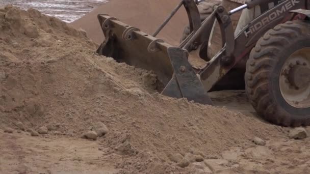 トラクターは、熱い砂 1 を平準化 — ストック動画