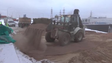 Traktör sıcak kum 8 fırlattı