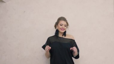 Beyaz zemin üzerinde bir kızın neşeli duygular
