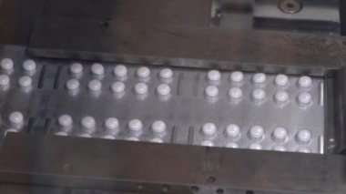 Kabarcıklar tablet bir Konveyör bant 1 git