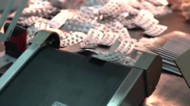 Kabarcıklar tablet bir Konveyör bant 2 gidin