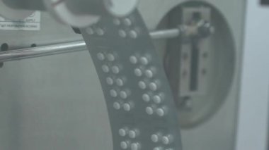 Kabarcıklar tablet bir Konveyör bant 3 gitmek