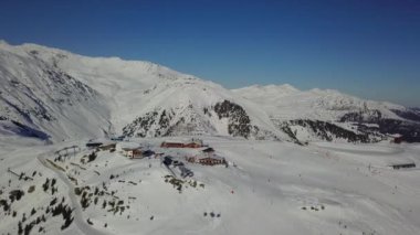 Karla kaplı dağlar 1 üzerinde uçan