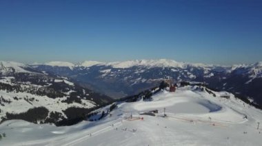 Karla kaplı dağlar 4 üzerinde uçan