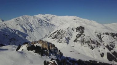 Karla kaplı dağlar 6 üzerinde uçan