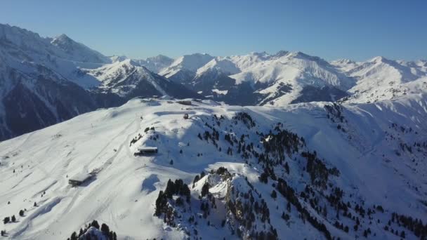Flug über schneebedeckte Berge 7 — Stockvideo