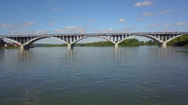 Geniş bir nehir üzerinde köprü