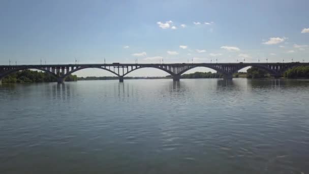 Pont sur une large rivière 2 