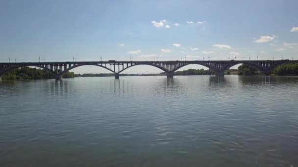 Brücke über einen breiten Fluss 2 — Stockvideo