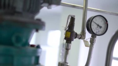 Sıvı veya gaz 1 basıncı ölçmek için basınç göstergesi