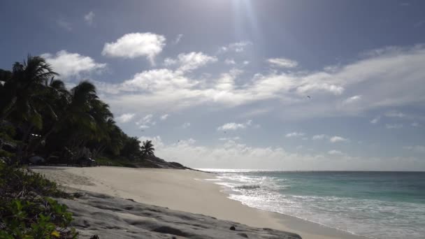 El impacto de las olas sobre los acantilados o la costa 9 — Vídeos de Stock