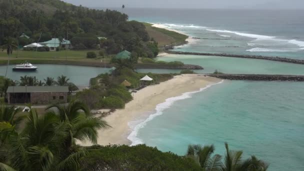 El impacto de las olas sobre los acantilados o la costa 3 — Vídeos de Stock