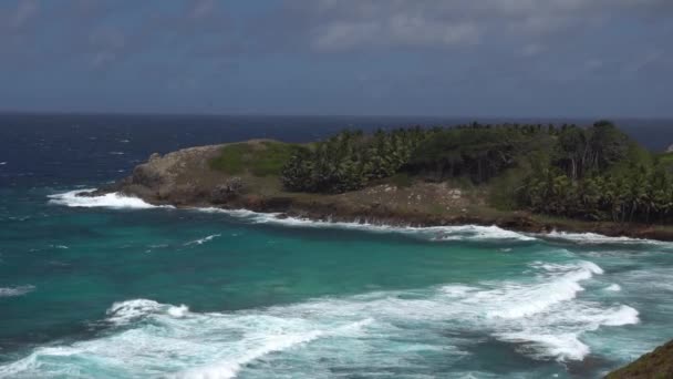 Красивый вид на пляж с волнами 1 — стоковое видео