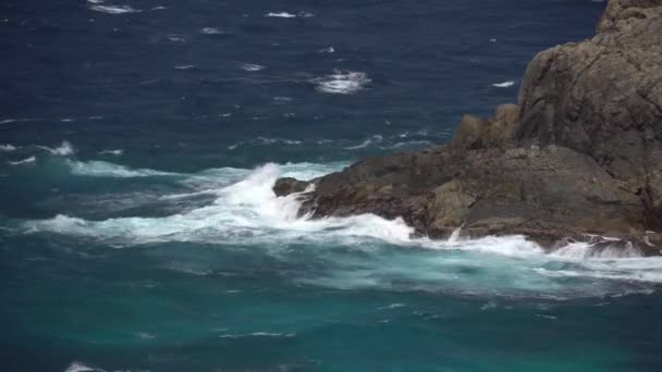 Вплив хвиль на скелі або берегову лінію 6 — стокове відео