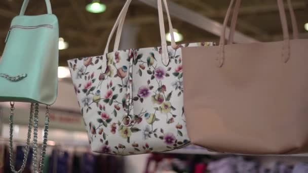 Kadınlar için çantalar. Mağazada, satışta — Stok video