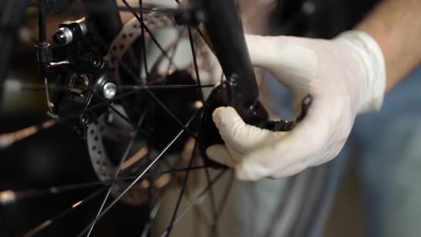 Servicio de mantenimiento de bicicletas. Montaje de una bicicleta nueva 1 — Vídeos de Stock