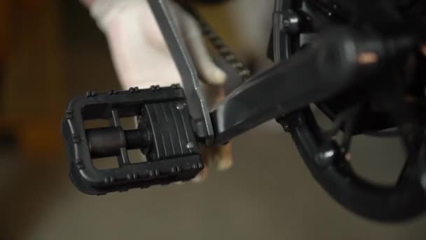 Servicio de mantenimiento de bicicletas. Montaje de una nueva bicicleta 3 — Vídeo de stock