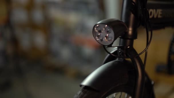 Servicio de mantenimiento de bicicletas. Montaje de una nueva bicicleta 5 — Vídeos de Stock