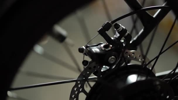 Bicycle maintenance service. Assembling a new bike 7 — Stock Video