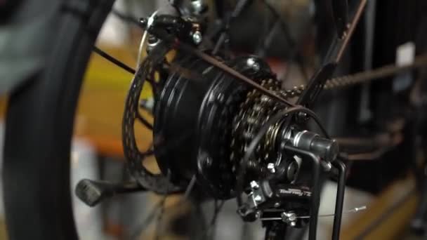Servicio de mantenimiento de bicicletas. Montaje de una nueva bicicleta 10 — Vídeos de Stock