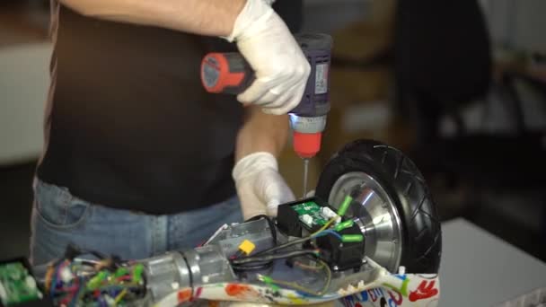Montaje y reparación de scooter giratorio. Servicio de Hoverboard 12 — Vídeos de Stock