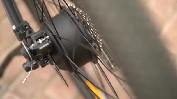 Údržba jízdních kol. Sestavení nové bike13 — Stock video