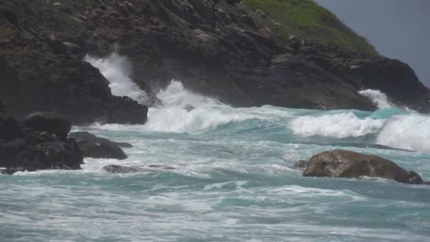 A hullámok hatása a sziklákra vagy a partvonalra 24 — Stock videók